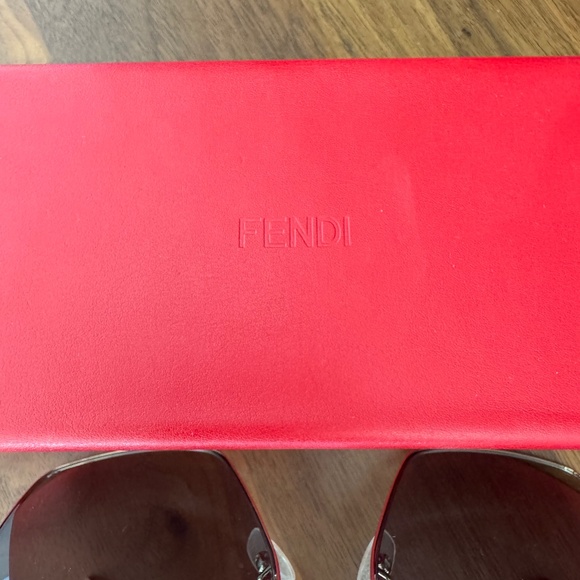 Fendi Square Oversized Sunglasses - Picture 4 of 5